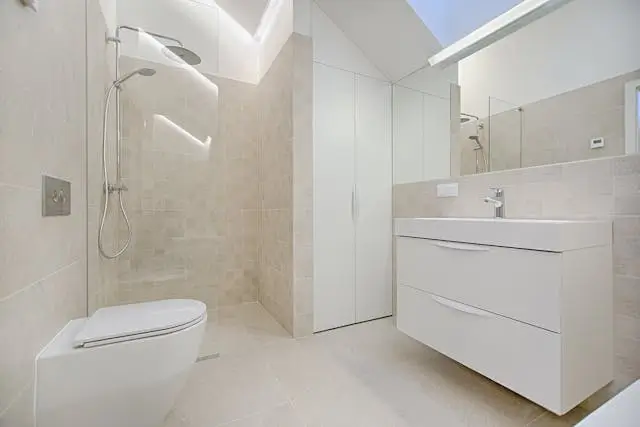 Minimalist bathroom interior with neutral tones and contemporary fixtures.